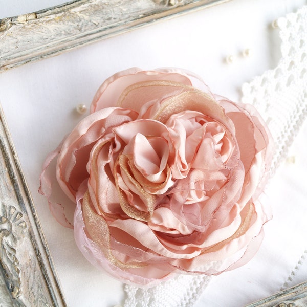 Broche fleur poudre pâle, barrette à cheveux fleur rose poudré, épingle pour broche fleur en or rose, fascination florale, fard à joues et or, fleurs en tissu, bal des finissants