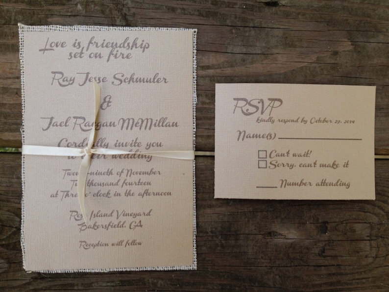 Puede incluir: Una invitaci&oacute;n de boda rectangular y una tarjeta de respuesta a juego impresas en papel texturizado de color tostado claro con bordes deshilachados. La invitaci&oacute;n est&aacute; atada con una cinta fina de color crema y presenta texto en marr&oacute;n oscuro que incluye los nombres Ray Jesse Schmuler y Jael Rangan McMillan, con la fecha 29 de noviembre de 2014.