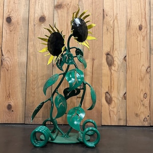 Sunflower metal art sculpture, yard or garden art, home flower decor, hand- crafted, hand painted. Metal flower