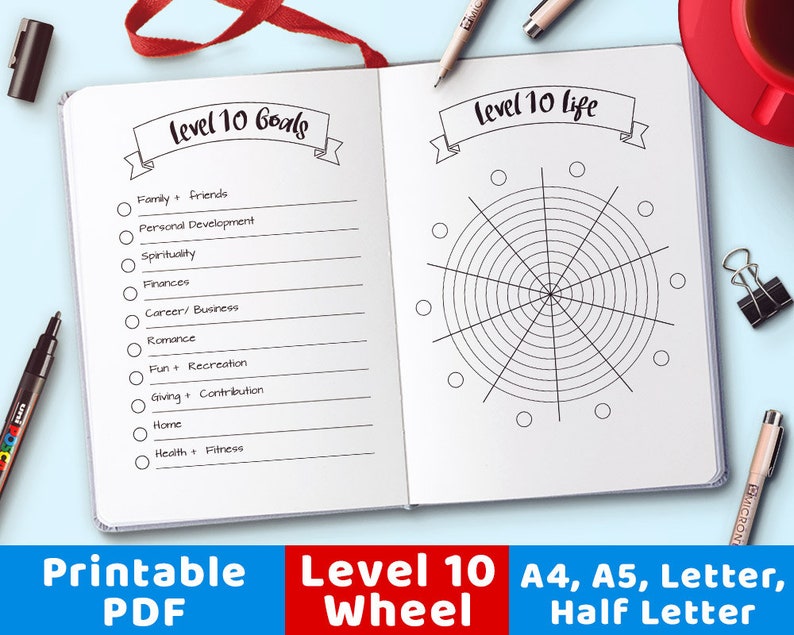 Puede incluir: Cuaderno abierto con los t&iacute;tulos "Level 10 Goals" y "Level 10 Life". La p&aacute;gina izquierda enumera metas como familia, finanzas y salud. La p&aacute;gina derecha presenta un diagrama de rueda. El texto en la parte inferior dice "PDF imprimible Level 10 Wheel A4, A5, Letter, Half Letter."
