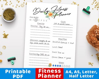 Op de afbeelding: Printbare dagelijkse fitnessplanner met een bloemenontwerp. De planner bevat secties voor doelen, maaltijdplan, oefening en waterinname. De tekst op de planner zegt "Daily Fitness Planner", "Date: 8/22", "Goals", "Lift 10 pounds heavier", "Meal Plan", "Breakfast: Oatmeal + fruit", "Lunch: Salad", "Snack: Trail mix", "Dinner: Salmon + quinoa", "Water", "Exercise", "Morning: Jog 30 min", "Afternoon: Weights 15 min", "Gym cardio circuit 30 min", "Evening: Yoga DVD 30 min", "MTWTFSS".
