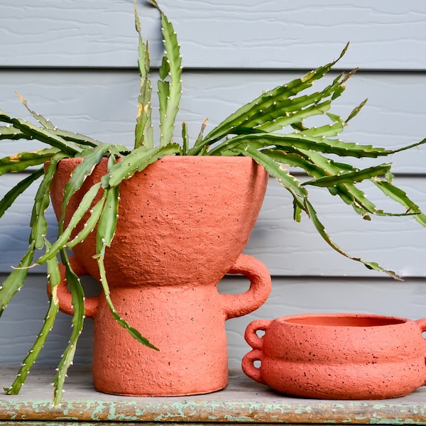 Macetero moteado con textura de hormigón naranja Sienna