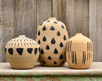 Vases modernes à motifs abstraits beiges mats et noirs