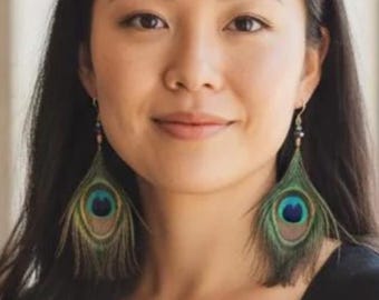 Pendientes de plumas de pavo real: cobre envuelto con cuentas de esmeralda y púrpura