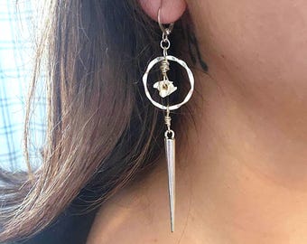 Pendientes con vértebras de serpiente de cascabel, aros colgantes de plata martillada, joyas de brujería del oeste.
