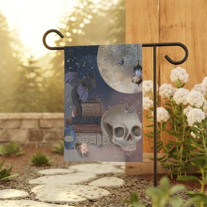 Peut inclure: Un drapeau de jardin avec un fond bleu foncé, violet et blanc représentant un crâne, un dragon et une pile de livres avec les mots "Dark Arts" et "Advanced Alchemy" sur les dos. Le drapeau présente également une pleine lune et une sorcière volante.
