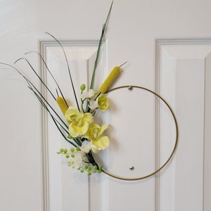 Minimalistischer frühlingsgrüner Kranz mit Orchideen / Katzenschwanz / weiße Kirschblüten