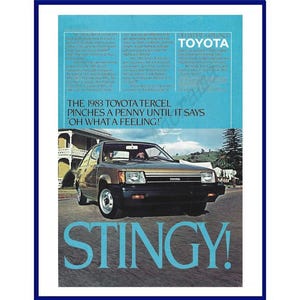 Könnte beinhalten: Werbung für den Toyota Tercel von 1983. Das Auto ist braun und schwarz, mit dem Toyota-Logo oben. Die Anzeige enthält den Text "Der Toyota Tercel von 1983 knapst einen Penny, bis er sagt 'Oh what a feeling!'" und das Wort "STINGY!"