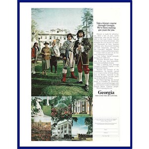 Op de afbeelding: Een vintage reisadvertentie voor de staat Georgia. De advertentie toont een groep mensen gekleed in koloniale kleding die voor een wit gebouw staan. De tekst luidt "Volg een geschiedeniscursus door Georgia. We wachten al jaren op je."