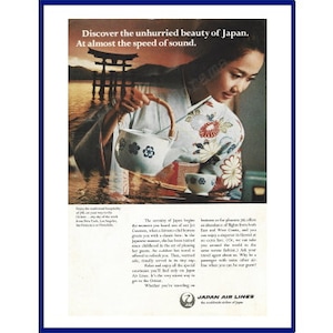 Puede incluir: Un anuncio vintage de Japan Air Lines con una mujer vestida con un kimono tradicional japonés sirviendo té frente a una puerta torii roja. El texto dice "Descubre la belleza tranquila de Japón. Casi a la velocidad del sonido."