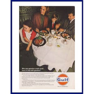 GULF OIL CORPORATION / Holiday Inn Anúncio original de impressão vintage de 1966 - "Quem disse que os cartões de crédito de gasolina têm que parar com a gasolina?"