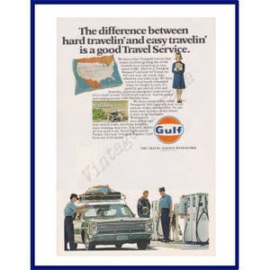 GULF TOURGIDE Original 1969 Vintage Color Print Anuncio - Familia en vacaciones / Estación vagón en la estación de gas / Holiday Inn Motel