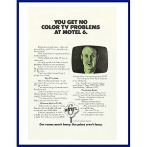 Puede incluir: Un anuncio en blanco y negro para Motel 6. El anuncio presenta a un hombre en una pantalla de televisión en blanco y negro con el texto "No tiene problemas con la televisión en color en Motel 6." El anuncio también presenta el logotipo de Motel 6 y el texto "Nuestras habitaciones no son lujosas. Nuestros precios no son caros."