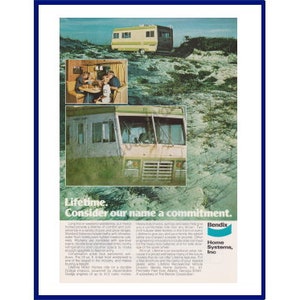 Può includere: Una pubblicità vintage con un camper e una roulotte, con una famiglia che cena all'interno. L'annuncio include il testo "Lifetime. Considera il nostro nome un impegno."