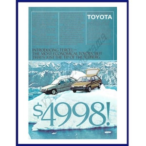 Könnte beinhalten: Werbung für den Toyota Tercel, mit zwei Autos auf einem Eisberg vor einer Berglandschaft. Der Text lautet "INTRODUCING TERCEL - THE MOST ECONOMICAL TOYOTA BUT THAT'S JUST THE TIP OF THE ICEBERG" und der Preis ist $4998.