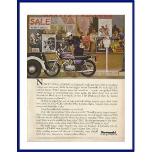 KAWASAKI KZ-400D MOTORCYCLE Original 1975 Vintage Color Print Advertisement - Policeman Issuing Parking Ticket In Front Of Music Store