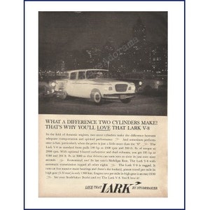 Puede incluir: Un anuncio vintage en blanco y negro para el coche Studebaker Lark V8. El anuncio presenta una foto del coche conduciendo de noche con un horizonte de ciudad en el fondo. El texto dice: "¡Qué diferencia hacen dos cilindros! ¡Por eso te encantará ese Lark V8!"