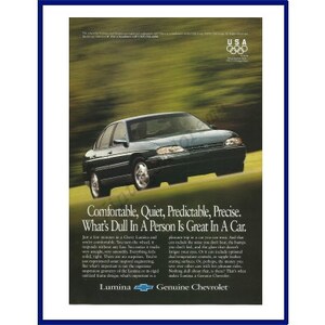 Pode incluir: Um carro Chevrolet Lumina verde dirigindo em uma estrada com um fundo desfocado. O carro oferece uma experiência de condução confortável, silenciosa, previsível e precisa. O texto "Comfortable, Quiet, Predictable, Precise. What's Dull In A Person Is Great In A Car. Lumina Genuine Chevrolet" está impresso abaixo do carro.