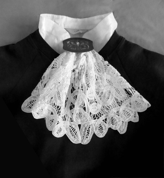 1930s Lace Jabot - image 1