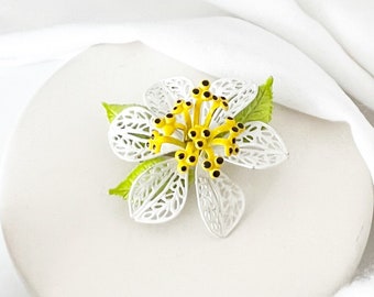 Vintage 1960s Floral Pin Green Yellow Burst Daisy