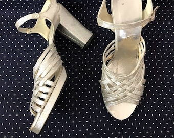 SIZE 6 - 6.5 Vintage 70s Silver Platform Shoes - Cross Strappy Sandal Heels - Vintage Gogo Disco Summer Sandals