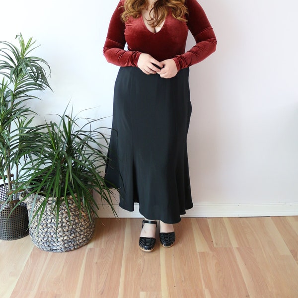 SIZE 2X / 24W 80s Solid Black Fluted Skirt / Midi Length Basic Black Skirt / Plus Size Vintage Minimalist Wardrobe Classics