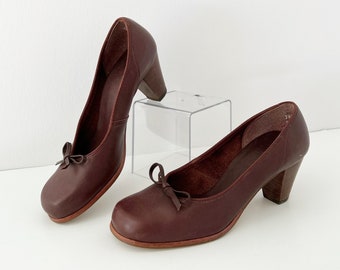 SIZE 7.5 1970s Burgundy Red Leather Heels / 70s Wood Heel Bow Front Red Leather Oxblood Shoes / Boxy Toe Pumps Dark Academia