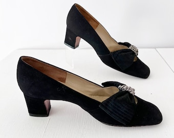 SIZE 5.5 / 6 Narrow 1960s Black Bow Heels / Chic Suede Refined Classic Black Pumps by Joseph Antell and Rayne 60s
