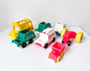 Pojazdy Fisher Price Little People w stylu vintage – wybierz sam – autobus szkolny, ciężarówka pocztowa, śmieciarka z Ulicy Sezamkowej, traktor, pociąg, karetka pogotowia