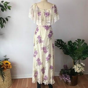 GRÖßE S Vintage 1970er Lila Bauern Prairie Kleid Rüschen gestaffelt Floral Off the Shoulder Gauze Cottagecore Hawaiianisch Bild 6