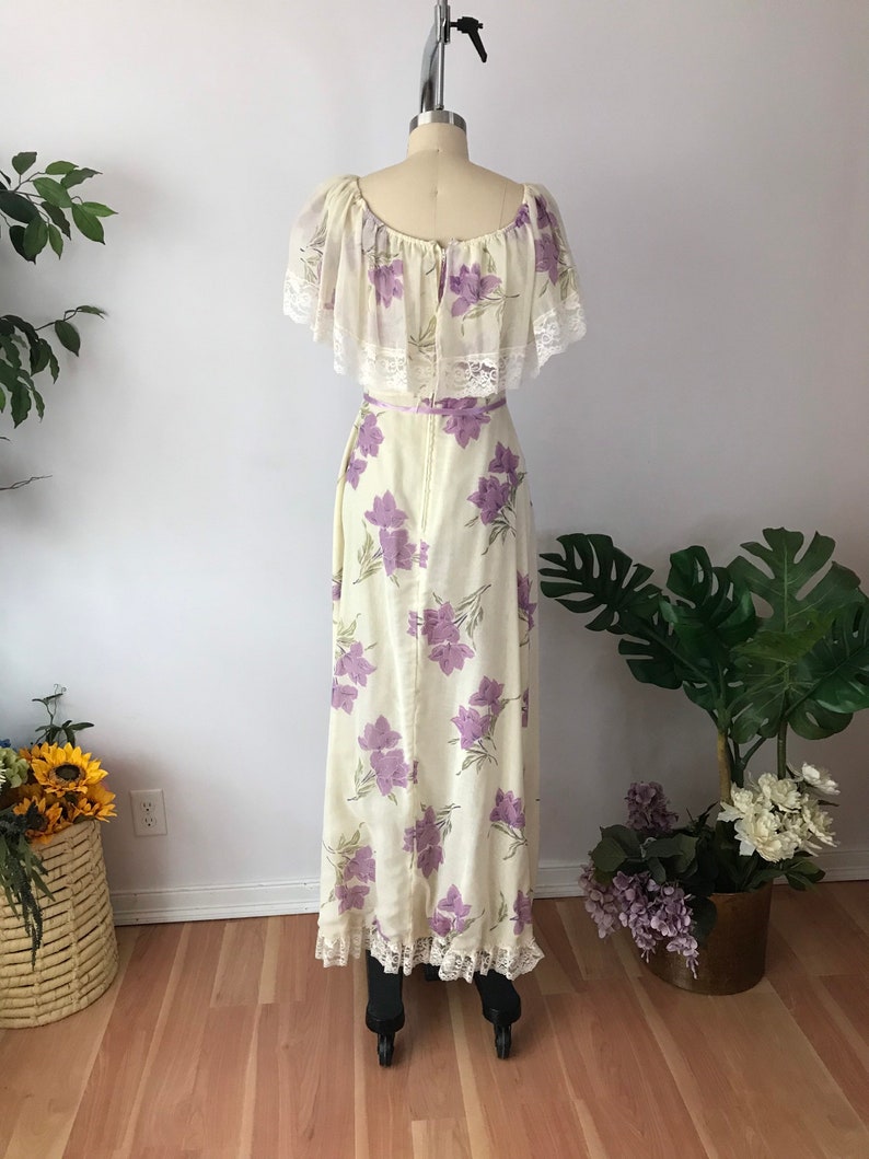 GRÖßE S Vintage 1970er Lila Bauern Prairie Kleid Rüschen gestaffelt Floral Off the Shoulder Gauze Cottagecore Hawaiianisch Bild 6