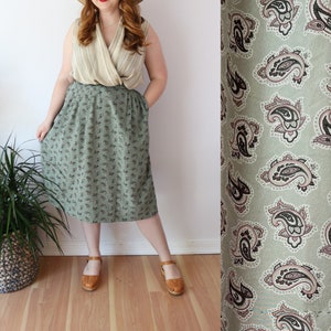 SIZE 12 / XL 1980s Paisley Green Skirt / 80s Pleated Midi Skirt  / Pocket Knee Length Vintage Dark Floral Cottagecore