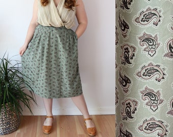 SIZE 12 / XL 1980s Paisley Green Skirt / 80s Pleated Midi Skirt  / Pocket Knee Length Vintage Dark Floral Cottagecore