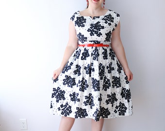 SIZE M/L 1950s Black & White Floral Dress - Floral 50s Cotton Day Dress - Fit and Flare Washable Cotton Dress