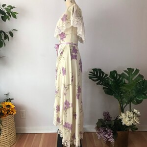 GRÖßE S Vintage 1970er Lila Bauern Prairie Kleid Rüschen gestaffelt Floral Off the Shoulder Gauze Cottagecore Hawaiianisch Bild 9