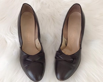 SIZE 6 Brown Heels, 1960s Brown Leather Pumps / Vintage 60s Brown Heeled Pumps Round Toe Size 6