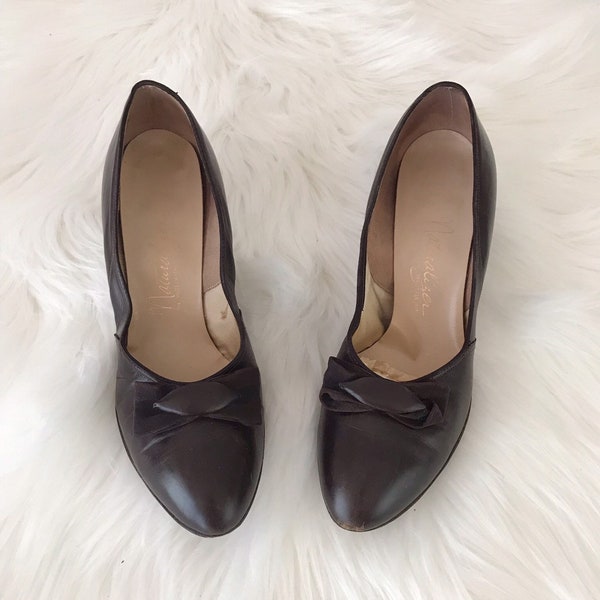 SIZE 6 Brown Heels, 1960s Brown Leather Pumps / Vintage 60s Brown Heeled Pumps Round Toe Size 6