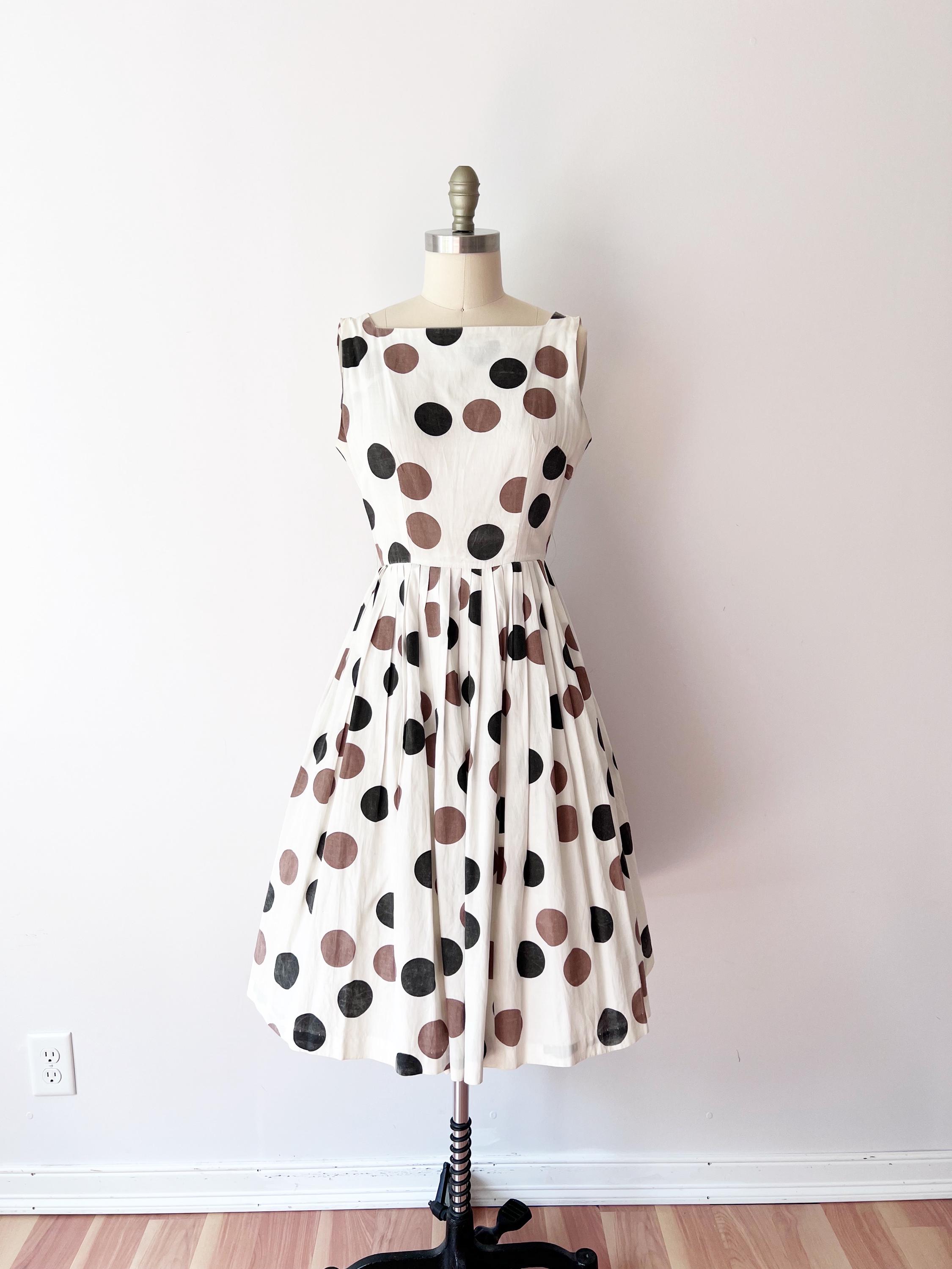 Französisches Retro Kleid Mit Polka Dots - 1950s Style Sweetheart Sundress Mit Schleife