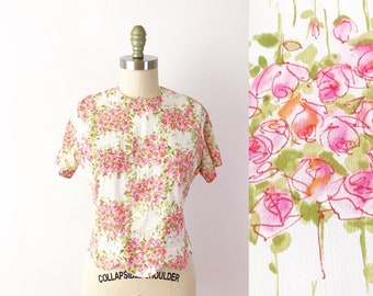 SIZE S 60s Pink Floral Crepe Blouse - 50s Fitted Scallop Hem Shirt - Back Button Top Pink Garden Floral Bunches Short Sleeve Crepe