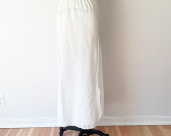 S maxi-lengte halve slip witte kanten rand zijsplit vintage jaren 70 nylon elastiek