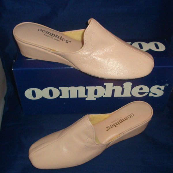 Vintage OOMPHIES Granada Classic Light Pink Leather Slippers/ Shoes(1980s) Size 7 (New Old Stock)