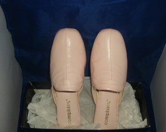 Vintage OOmphies Granada Classic Light Pink Leather Slippers/ Shoes (1980s) Size 8 (New Old Stock)