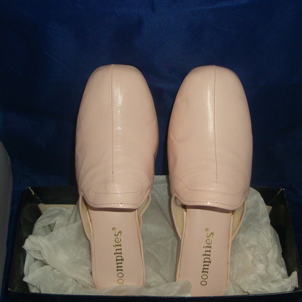 Vintage OOmphies Granada Classic Light Pink Leather Slippers/ Shoes (1980s) Size 8 (New Old Stock)