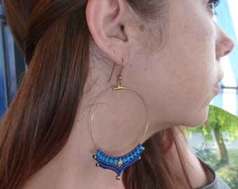 Boucles d’oreilles créoles en macramé Bleu Turquoise en laiton