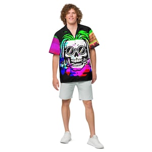 Op de afbeelding: Zwart overhemd met een schedel met zonnebril en een lepel. De schedel heeft kleurrijk haar en een neonontwerp. Het overhemd wordt gecombineerd met lichtgrijze shorts en witte sneakers.