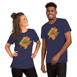 Peut inclure: Deux personnes portent des t-shirts bleu marine. Chaque chemise présente un motif de dinosaure de dessin animé dans un motif en forme de losange jaune et noir. Le dinosaure est orange et noir. Le texte "LA LA LA LA" est imprimé sur le losange.