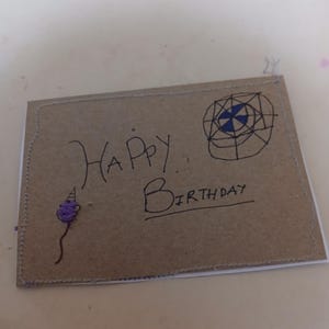 Cartão postal de aniversário desenhado à mão, bordado e costurado