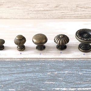 Pomello per cassetto piccolo Pomello per portagioie in bronzo antico Pomello per cassetti in stile vintage Pomello per cassetti minuscolo Pomello per mini armadietto Pomello per cassettiera Lynns Hardware