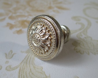 Shabby Chic Dresser Knob Pull Drawer Knobs Pulls Handles Antique Silver Sun Flower Cabinet Handle Pull Knob / French Country Home Decor 106