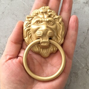 大型真鍮ライオン引き出し取っ手ノブハンドルドレッサードロッププルリングライオンヘッドドアノッカーキャビネットノブハンドルソリッド真鍮Lynnsハードウェア
